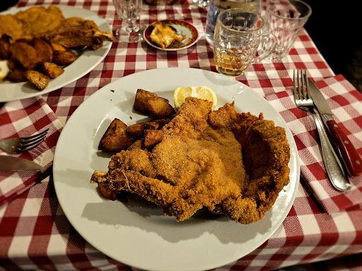 Un piatto della casa servito in tavola