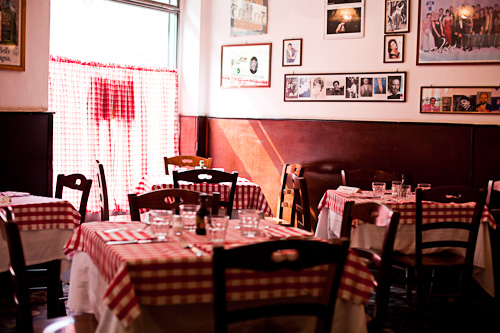 La sala con le tovaglie a quadri